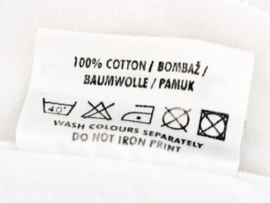 Uříznutí etikety na tkanné a netkanné textilie