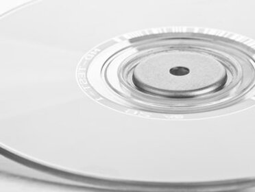 Uchycení kovové součástky na disku